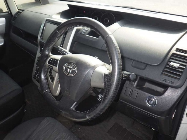 2012 TOYOTA VOXY